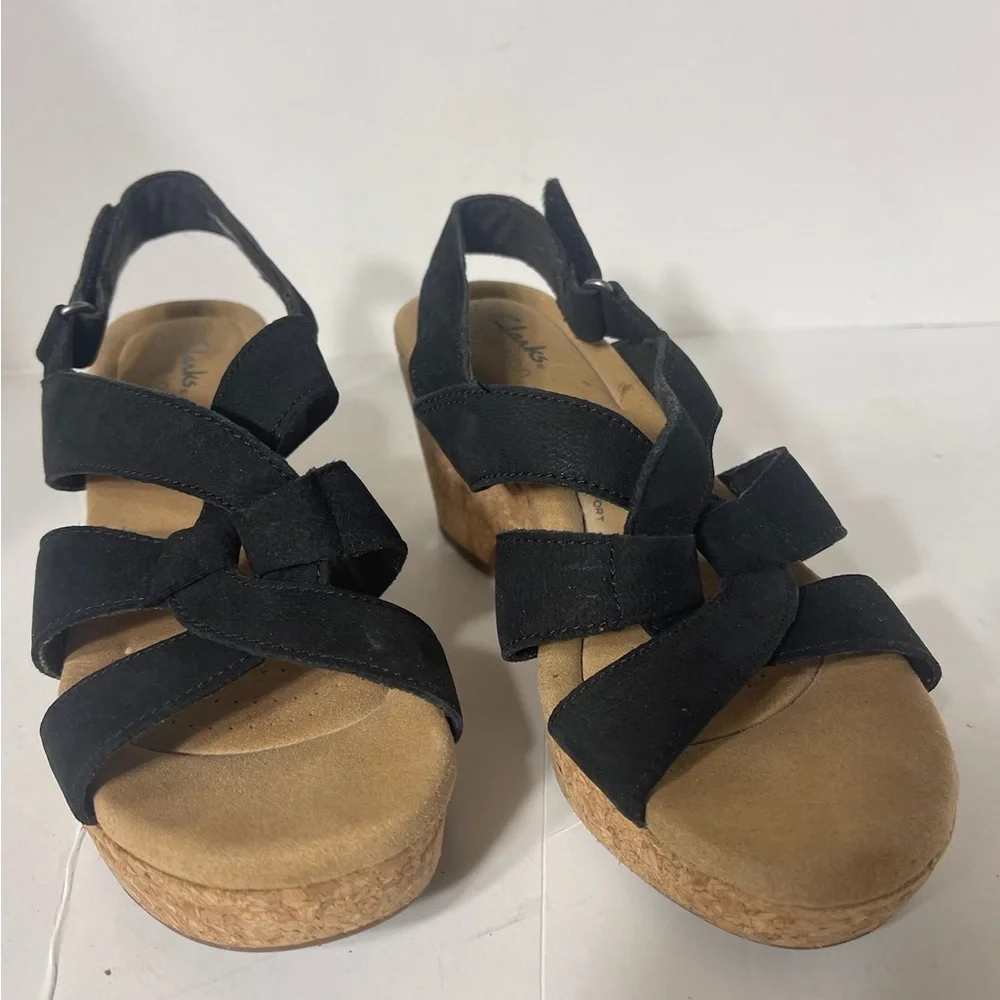 Clarks Black and Tan Wedge Strappy Open Toe Sandals size 7